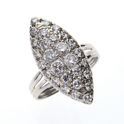 BAGUE "Marquise" en or gris 750/°° entièrement pavée de diamants taillés en bril&hellip;
