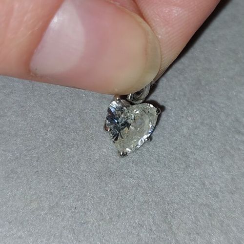 PENDENTIF en or gris 750/°° orné d'un diamant coeur de 1.30 ct environ. Dimensio&hellip;