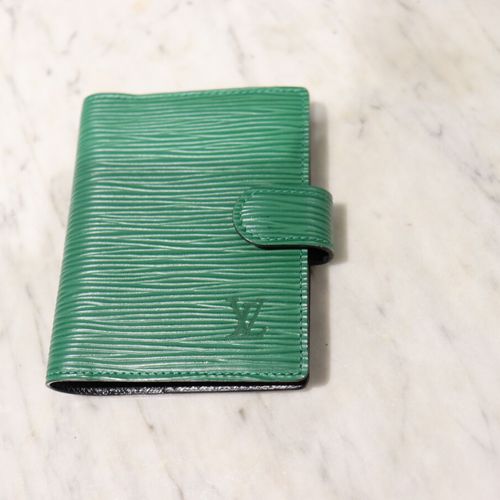 LOUIS VUITTON - COUVERTURE d'AGENDA modèle mini en cuir épi vert. Numéroté. 8x10&hellip;
