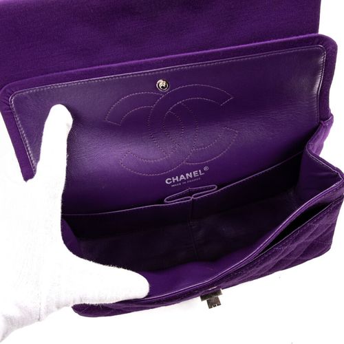 CHANEL - SAC modèle "Jumbo Classique 2.55" réédition en toile matelassée violet,&hellip;