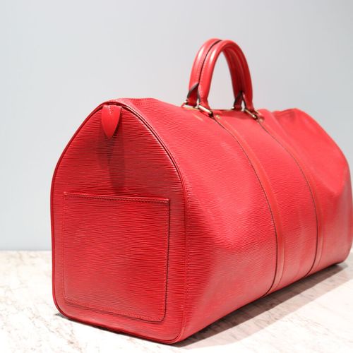LOUIS VUITTON - SAC modèle "Keepall" 50 cm en cuir épi rouge, agrément métal dor&hellip;