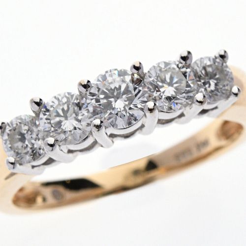 BAGUE "Jarretière" en or gris 585/°° sertie de cinq diamants taillés en brillant&hellip;