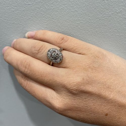 BAGUE de style Art Déco en or gris 750/°° ornée en son centre d'un diamant taill&hellip;