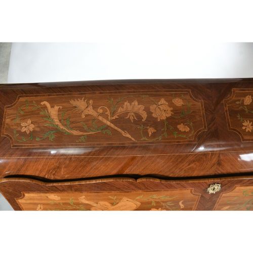 SPECTACULAIRE BUREAU DE PENTE LOUIS XV en placage de bois précieux à décor d’une&hellip;