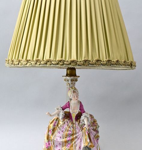 Tischlampe, Porzellan/ table lamp Lampe de table avec pied en porcelaine, Thurin&hellip;