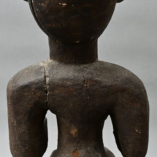 祖先像，中非/刚果，姆巴拉（？）木，雕刻，黑色包浆。坐在凳子上的人物。下臂丢失。高49厘米 出处：私人财产，符腾堡州 祖先像，刚果，Mbala (?)，木材，雕&hellip;