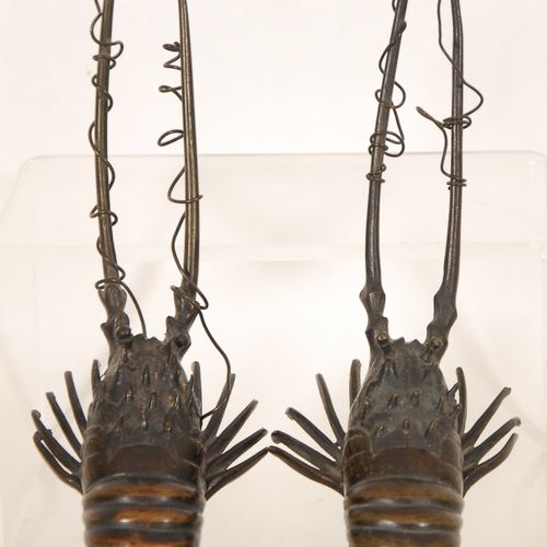 Paire d'écrevisses Bronze patiné. Japon, XIXe siècle. L. 21 cm & 18,5 cm.