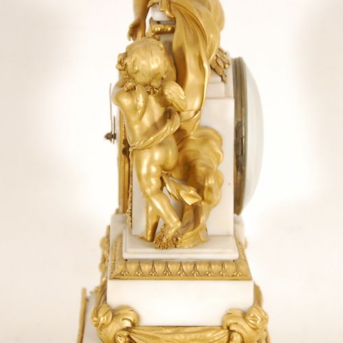 时钟'Le retour de l'Amour' 镂空青铜，鎏金和白色大理石。根据弗朗索瓦 维昂的青铜模型制作。路易十六风格，19世纪初。 37 x 26 x &hellip;