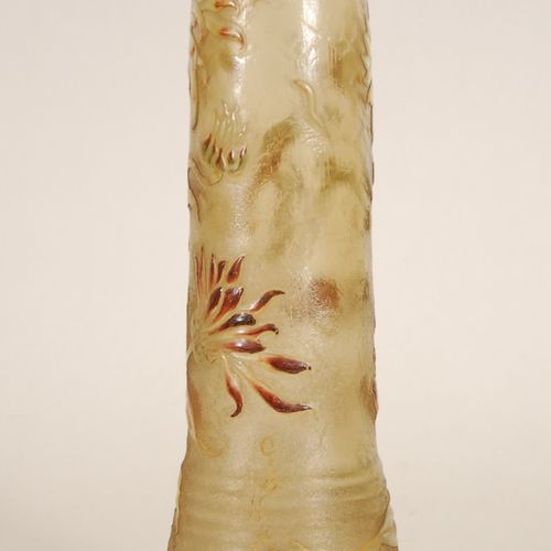 Émile GALLÉ 菊花花瓶 烟熏玻璃，酸蚀的菊花和金色亮点。 
签名，约1890 1894。 ，高34.5厘米。