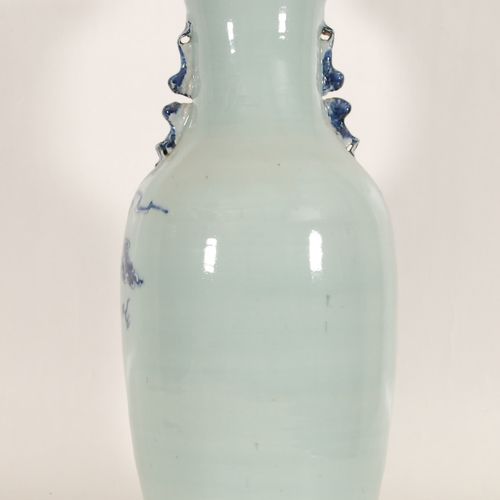 Vase Anses en forme de chiens de fô. 
Décor bleu sur fond céladon de dragons. Ch&hellip;