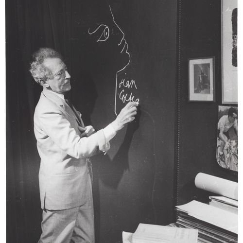 PIERRE BIZET Cocteau dessinant sur sa porte à la craie signé deux photographies &hellip;