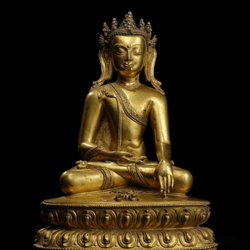 STATUETTE DE BOUDDHA COURONNÉ EN ALLIAGE DE CUIVRE DORÉ TIBET, XVE/XVIE SIÈCLE S&hellip;