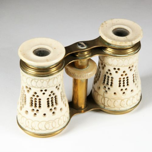 Null Pair of theatre binoculars in bone with circular openwork decoration. End o&hellip;