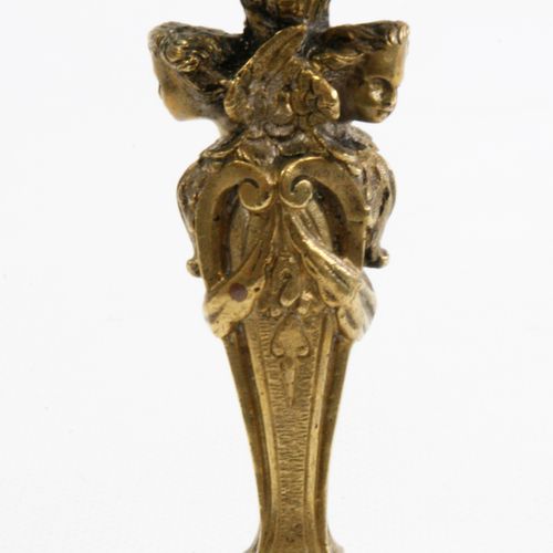 Null 镂空和清漆的青铜印章，轴上装饰着两个带有倾斜的小天使头像的条款，花环和交错的部分amatized。镌刻有 "AG "字样。19世纪末。高度：11厘米。&hellip;