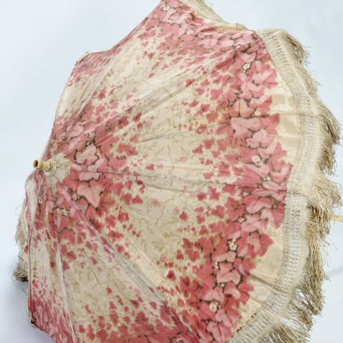 Null 骨质伞柄刻有几何图案，用带花纹的丝绸修饰。约1900年。状况不佳的丝绸）。总长度：63.5厘米。