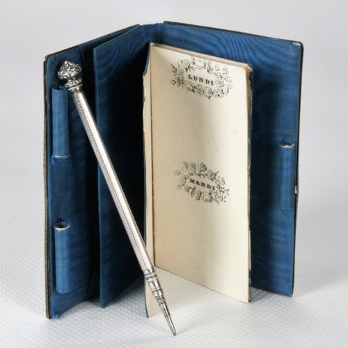 Null 美丽的棕色玳瑁和银色球状小册子，中央有一个男爵的托尔斯泰下的首字母缩写框。镶有蓝色丝绸的边。有了它的银色手写笔。19世纪。高度：9.5厘米9,5 cm&hellip;