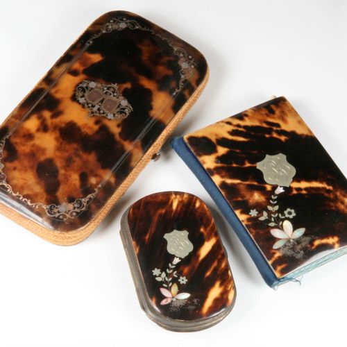 Null Set of 3 brown tortoiseshell objects : A coin purse with gussets, decorated&hellip;