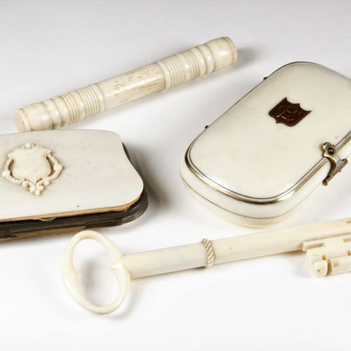 Null Meeting of 2 ivory gusseted purses, one engraved "RC" in a gilt metal medal&hellip;