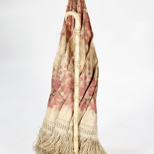 Null 骨质伞柄刻有几何图案，用带花纹的丝绸修饰。约1900年。状况不佳的丝绸）。总长度：63.5厘米。