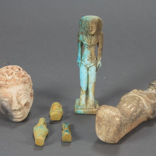 ARCHÄOLOGIE 五件埃及泥塑，以古墓人物为原型，部分施以绿松石釉。高3,5 - 13,5厘米。配有一个浮雕头，米色粘土。高6厘米（690）。