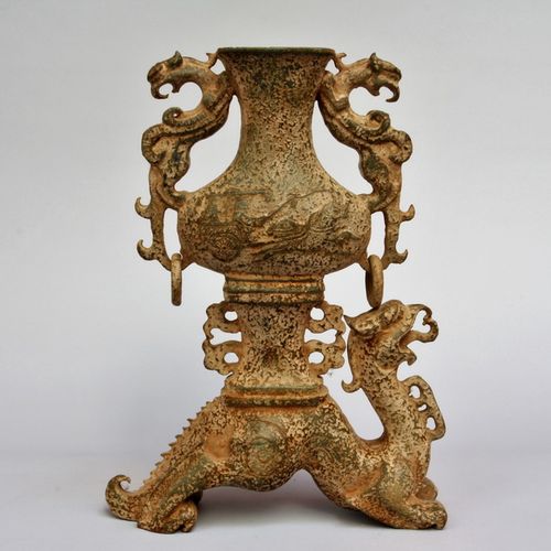 CHINA Vase. Le corps du vase pressé, bulbeux et plat, repose sur un haut pied en&hellip;