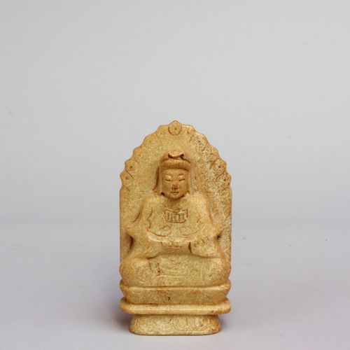 CHINA Déité (Guanyin ?). Figure assise sur une base de lotus. Pierre jaunâtre. H&hellip;