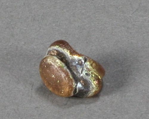ARCHÄOLOGIE 两枚嵌有宝石的指环，蓝色有站立的男性形象，红色有肖像头像。银色的金属。Dm. 2.2和2.7厘米。宝石高1.5和1.6，宽1.2厘米，每&hellip;