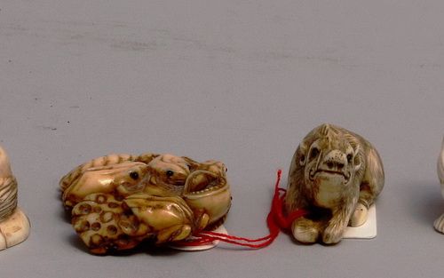 JAPAN, um 1900 4件网饰：a) 荷叶上的乌龟和蟾蜍与掠食性鱼类。象牙色。签名。19 c. W./L.约4:4厘米，高约1厘米；b) Fo狗。象牙色&hellip;