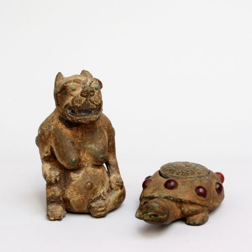 CHINA Two bronze animals. 1) Turtle-shaped box. Oval body set with eight reddish&hellip;