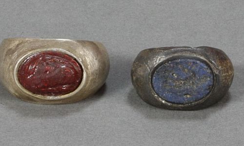 ARCHÄOLOGIE Dos anillos de dedo con gema incrustada, azul con figura masculina d&hellip;