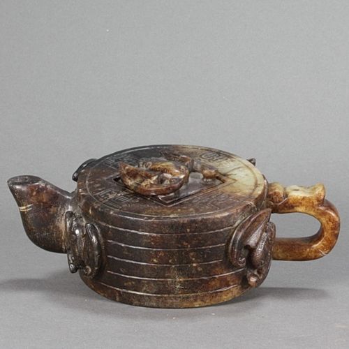 CHINA, 19./20. Jahrhundert 茶壶。玉石。扁平的形式。蝙蝠放置在盖子和身体周围的储备上，而且还有书法雕刻。长18，宽10，高7厘米。(6&hellip;