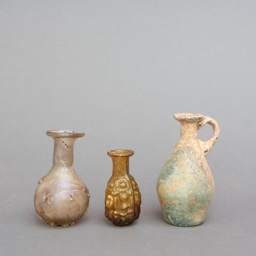 ARCHÄOLOGIE Three vials. Roman. 1) Pear shape; wall with pinched nubs and ribs. &hellip;