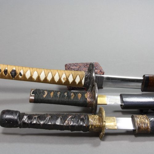 BLANKWAFFEN, Japan / Südostasien Conjunto de 11 espadas, dagas y cuchillos: a) K&hellip;