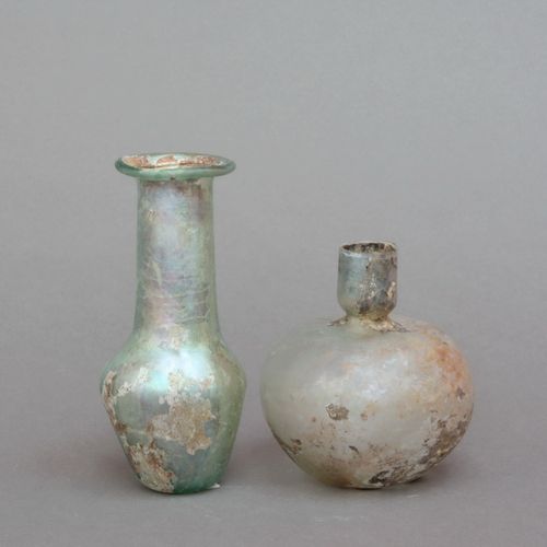 ARCHÄOLOGIE 两个小瓶。罗马人。1) 梨形。小底座，宽直颈，水平延伸的边缘。带绿色的玻璃。高13.5厘米。2) 球形，缩进的边缘。透明玻璃。高10，直&hellip;