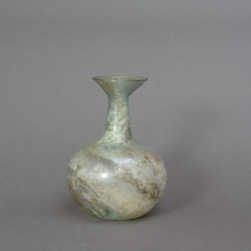 ARCHÄOLOGIE 瓶子。 球形，颈部略微变细，边缘宽阔延伸。带绿色的玻璃。高17.5，直径13厘米。罗马人。(690)