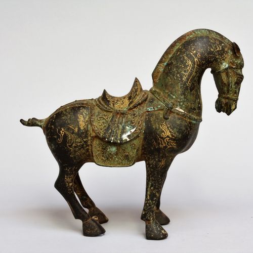 CHINA 带鞍马的雕像。根据清朝时期的中国早期墓葬用品的副本。颈部、肩部和颈部有金黄色的装饰卷须，十字路口之间有四个汉字。青铜器。高23,8厘米。(690)