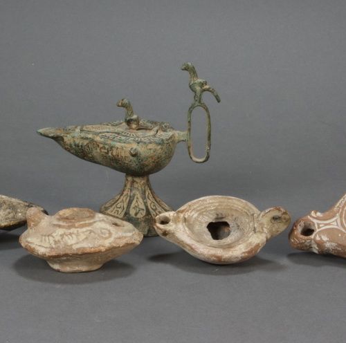 ARCHÄOLOGIE Vier römische Öllampen, teils mit floralem Dekor bzw. Erotischer Sze&hellip;