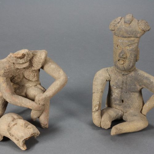 VARIA 1) Sitzende nackte männliche Figur. H. 14,5 cm. Restaurierte Bruchstellen &hellip;