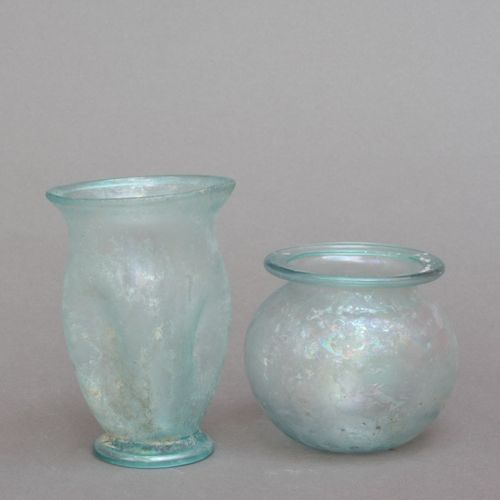 ARCHÄOLOGIE 杯子和容器。罗马人。1) 折叠的杯子，有四个凹痕。喇叭形的支架环和唇。带蓝色的玻璃。高12.2，直径8.3厘米。2) 腹型，短颈，边缘水&hellip;
