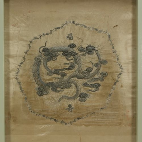 CHINA, Um 1900 Textilfragment bestickt mit chinesischem Drachen. Ehemals Sitzbes&hellip;