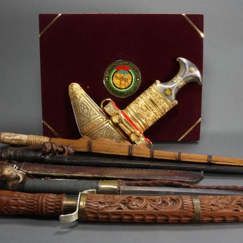 BLANKWAFFEN, Tribal - Afrika - Nordafrika 一批混合的18把剑，匕首和刀：a) Koummya（北非/摩洛哥）。弯曲的剑&hellip;
