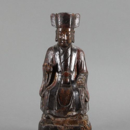 CHINA 一个法官的雕塑（？中国。木头，涂色。大概是18世纪，高约31厘米。虫蛀严重，特别是在底部。(681)