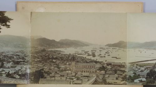NAGASAKI - HAFEN, 19. Jhdt. Panoramic photograph, mounted in three parts. With f&hellip;