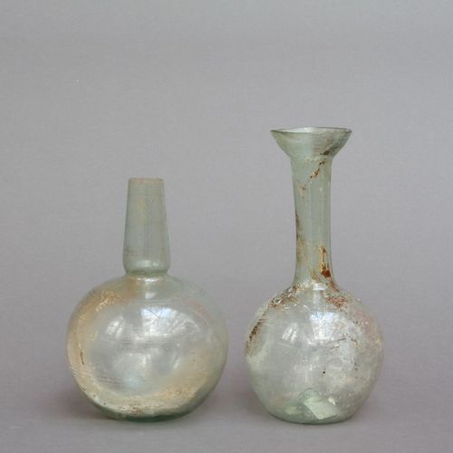 ARCHÄOLOGIE Two spherical bottles. 1) High, straight neck with widely extended r&hellip;