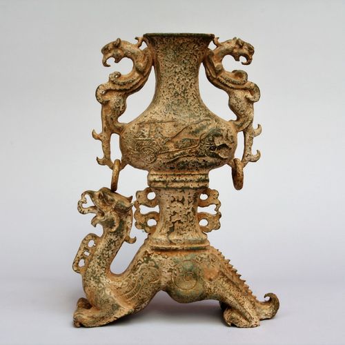 CHINA Vase. Auf hohem Fuß in Gestalt eines vogelköpfigen Drachens sitzt der bauc&hellip;