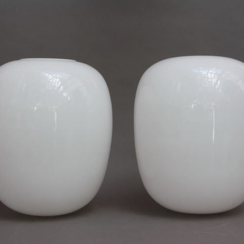 LICHT und DESIGN 2个灯铃。乳白色的玻璃。模型 "Düren"（鸡蛋形状）。由Wilhelm Wagenfeld设计，由Peill & Putz&hellip;