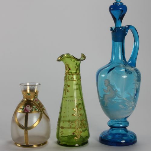 BÖHMEN - JUGENDSTIL 1900年左右的3个玻璃杯。 A) 玻璃杯。蓝色玻璃，上面有一个女孩和一只鸟的格子画。高25.5厘米。B) 郁金香花瓶 &hellip;