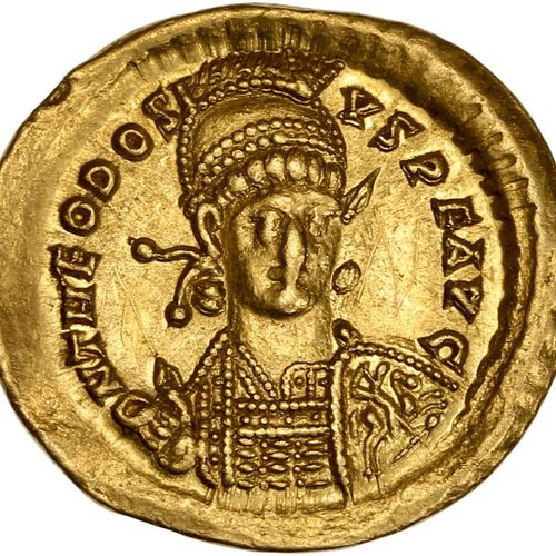 Null THEODOSE II (402-450) Solidus. Constantinople. 4,43 g. Son buste casqué, cu&hellip;