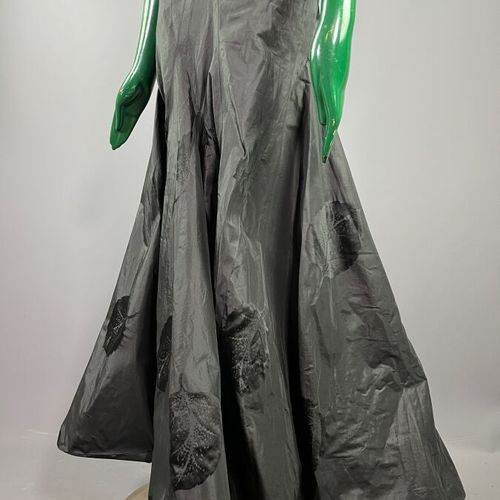 Null NELL Paris - Evening dress in black silk taffeta - Mid-1930s

This model is&hellip;
