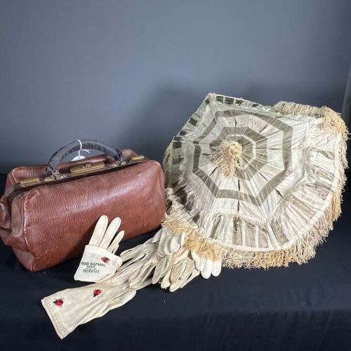 Null Lot consisting of a bag, parasol, fan and gloves, including a fine BALMAIN &hellip;